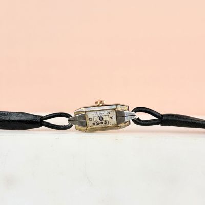 une photo d'une montre-bracelet avec un bracelet noir