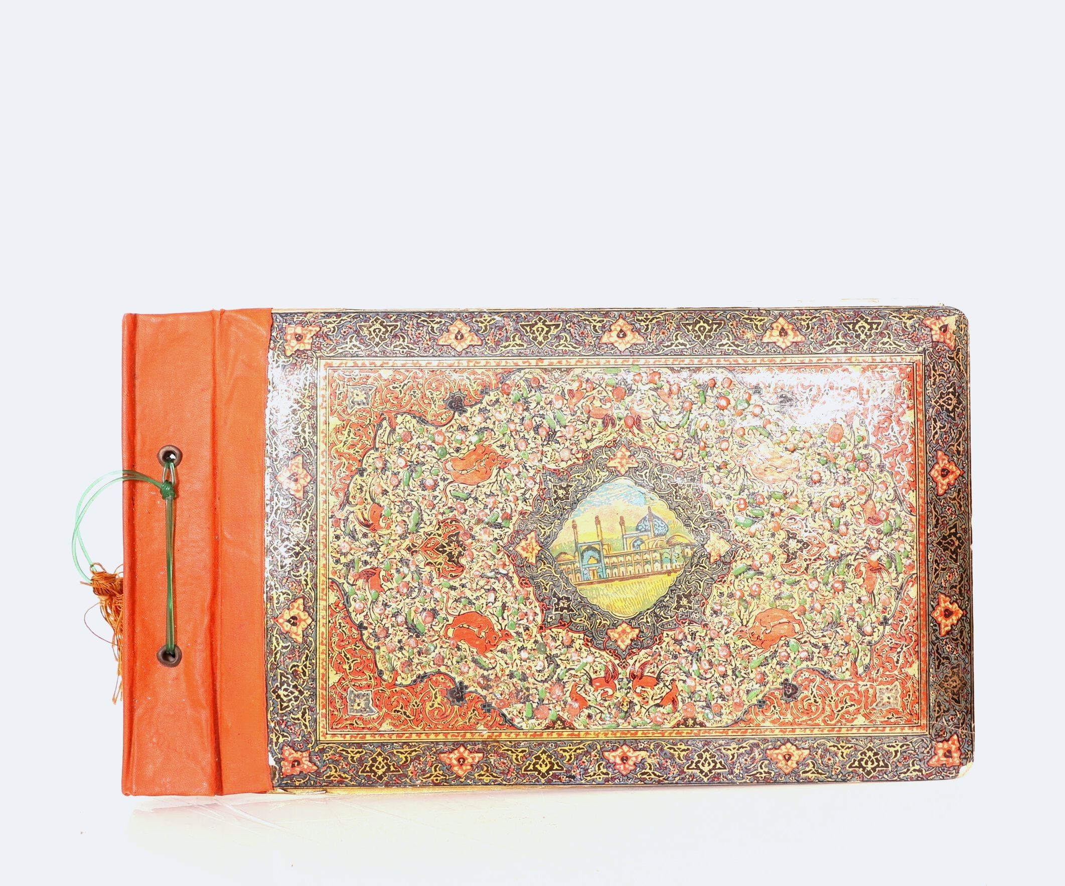 Album photos Ottoman en carton épais à riche décor dans le goût persan de palais dans un médaillon encadré d'animaux ...