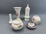 quatre pièces de porcelaine exposées sur la table