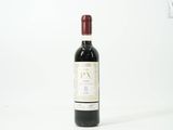 une bouteille de vin posée sur une table