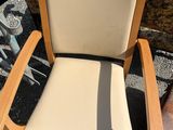 une chaise en bois avec une assise et un dossier beiges
