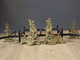 plusieurs figurines anciennes en laiton posées sur un parquet dans une pièce