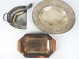 un plateau en argent et une assiette en argent posés sur une table blanche