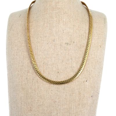 un collier à chaîne en or sur un mannequin mannequin mannequin mannequin mannequin mannequin mannequin mannequin mannequin mannequin