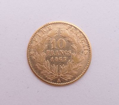 une image d'une pièce d'or sur une surface blanche