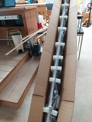 une boîte en carton contenant tout un tas de tuyaux