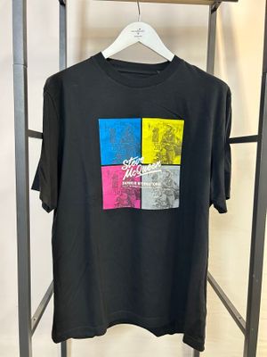 un t-shirt noir suspendu à un portant dans une pièce