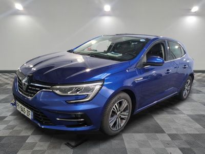 une voiture bleue garée dans un garage au sol en damier