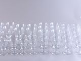 de nombreux verres à vin vides alignés sur une table