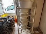 une pile d'assiettes et de casseroles posée sur un chariot dans une pièce