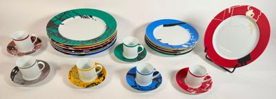beaucoup d'assiettes et de tasses sur la table