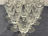 six verres à vin transparents posés sur une table bleue