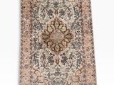 un tapis beige et noir orné d’un motif en médaillon