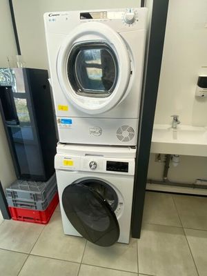 une machine à laver et un sèche-linge installés dans une pièce