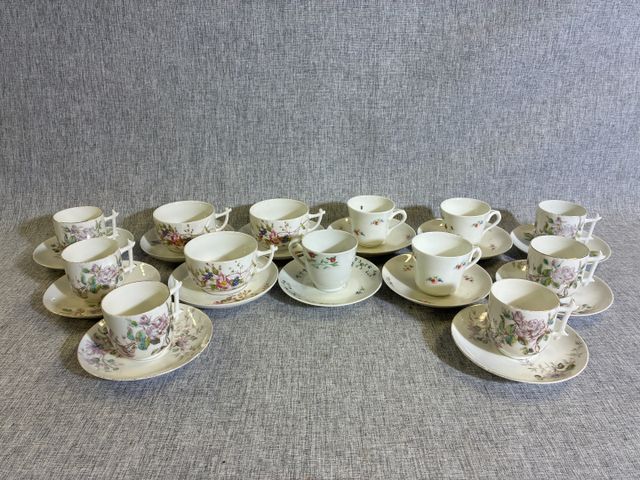 Ensemble de tasses et sous tasses dépareillées début XXe