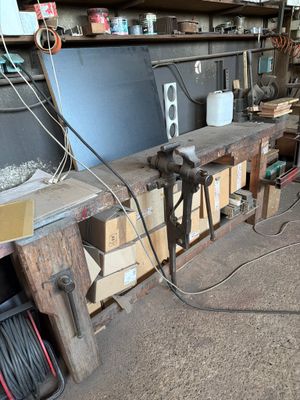 une photo d'un établi dans un atelier, avec des outils