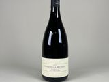 la bouteille de vin est posée sur la table