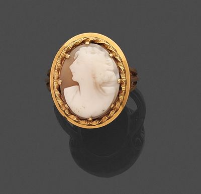 une bague en or 18 carats ornée d'un camée en coquillage sculpté