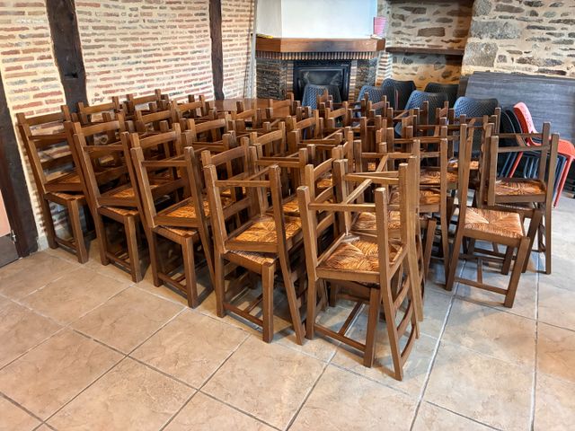 Mobilier de restaurant, ancien, état d’usage : 43 chaises paillée...