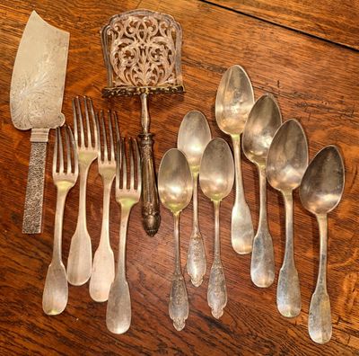 beaucoup de cuillères et de fourchettes en argent sur une table