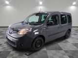 la photo d'une camionnette grise garée dans un garage