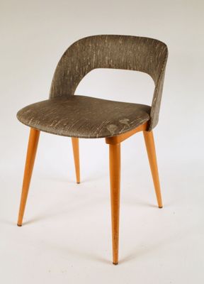 une chaise marron aux pieds en bois sur fond blanc