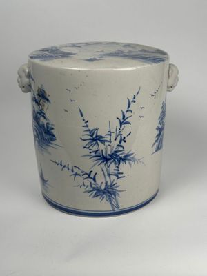 un vase bleu et blanc avec une anse sur une table