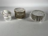 trois tasses et un bol posés sur une table