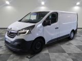 la camionnette blanche est garée sur le sol en damier d'une pièce