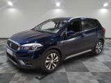 un SUV Mercedes bleu garé dans un garage au sol carrelé