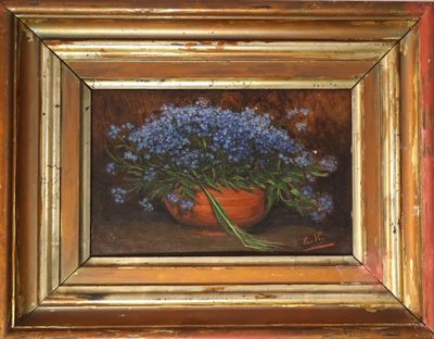un tableau représentant des fleurs bleues dans un pot posé sur une table