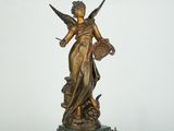 une statue antique en bronze représentant une femme tenant un panier de fleurs