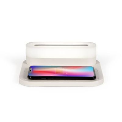 un gros plan d'un téléphone portable posé sur une station de recharge