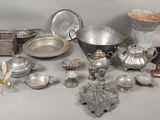 beaucoup d'objets en argent qui se trouvent sur la table