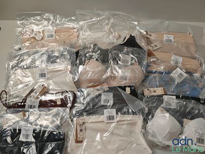 de nombreux sacs de vêtements posés sur une table