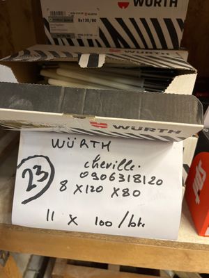 une boîte en carton sur laquelle est accrochée une étiquette, posée sur une étagère