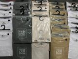 beaucoup de t-shirts exposés dans un magasin