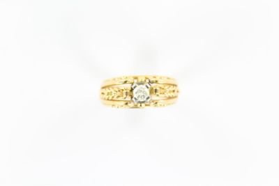 une bague en or jaune sertie d'un diamant