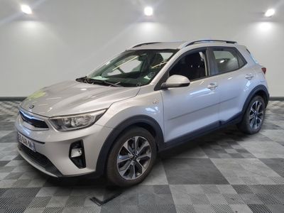 un 4x4 blanc garé sur un sol en damier dans un garage