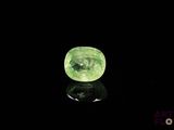 gros plan d'un diamant vert sur une surface noire