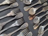 a lot of spoons and spoon spoons on the table