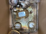 une boîte contenant des couverts et une tasse