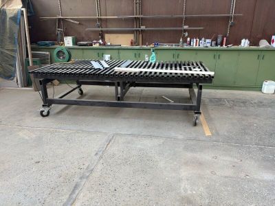 un barbecue posé au milieu d'un garage