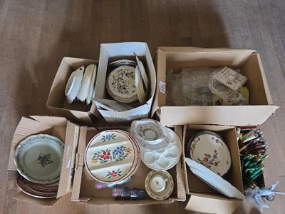 une boîte remplie d'objets divers posée par terre
