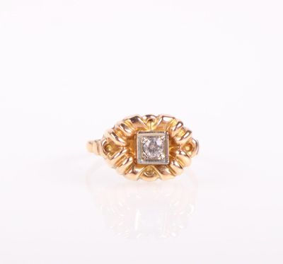 une image d'une bague en or avec un diamant au centre