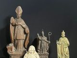 trois figurines représentant un homme et une femme assis sur une table