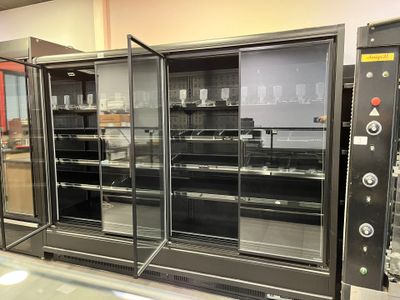 une grande vitrine qui contient beaucoup de nourriture