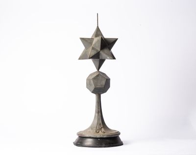 une image représentant une sculpture d'une étoile posée sur un socle