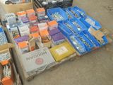 de nombreuses caisses contenant différents types d'outils, posées par terre