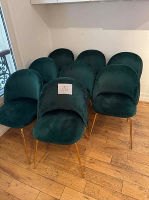six chaises en velours vert aux pieds dorés dans une pièce